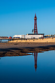 Blackpool Tower spiegelt sich bei Ebbe, Blackpool, Lancashire, England, Vereinigtes Königreich, Europa