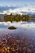 Derwentwater im Herbst, Nationalpark Lake District, UNESCO-Weltkulturerbe, Cumbria, England, Vereinigtes Königreich, Europa