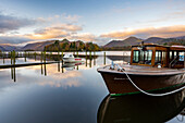 Morgenansicht von Derwentwater im Herbst, Nationalpark Lake District, UNESCO-Weltkulturerbe, Cumbria, England, Vereinigtes Königreich, Europa