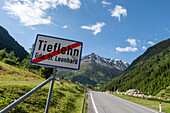 Ortsschild Tieflehn, dahinter Mittagskogl, Tieflehn, Pitztal, Tirol, Österreich
