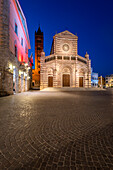 Dom von Grosseto, Cattedrale di San Lorenzo, links daneben beleuchtetes Rathaus, Grosseto, Toskana, Italien