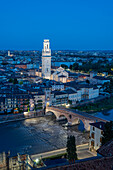 Stadtansicht mit Fluss Etsch, Ponte Pietra, Dom von Verona, Venetien, Italien