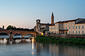 Stadtansicht mit Fluss Etsch, Ponte Pietra, Kirche Santa Anastasia, Verona, Venetien, Italien