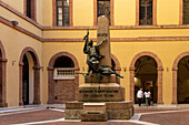 Statue im Innenhof der Universität Siena, historische Altstadt, Unesco-Welterbe, Siena, Toskana, Italien