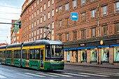 Straßenbahn vor den für die finnische Architektur typischen roten Backsteingebäuden, Helsinki, Finnland, Europa