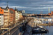 Kruununhaka-Viertel mit dem Kreuzfahrt- und Frachthafen, dem Jachthafen und dem Hanasaari-Elektrizitätswerk, Helsinki, Finnland, Europa