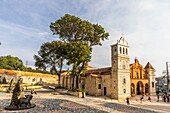 Kirche der Heiligen Barbara, Iglesia De Santa Barbara, im Kolonialviertel, das von der Unesco zum Weltkulturerbe erklärt wurde, Santo Domingo, Dominikanische Republik