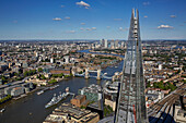Großbritannien, London, Luftaufnahme der Scherbe und der Tower Bridge