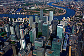Großbritannien, London, Canary Wharf, Luftaufnahme von Wolkenkratzern im Geschäftsviertel