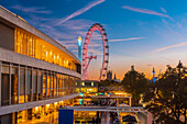Großbritannien, London, beleuchtete Royal Festival Hall und London Eye bei Sonnenuntergang