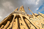 Spanien, Barcelona, Low Angle View der Kathedrale La Sagrada Familia