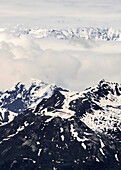 USA, Alaska, Wolken über schneebedeckten Bergen