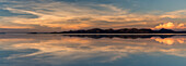 Bolivien, Salzsee Salar de Uyuni bei Sonnenaufgang