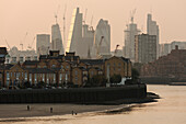 Großbritannien, London, Canary Wharf mit Wolkenkratzern der City of London im Hintergrund