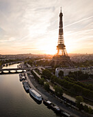 Frankreich, Paris, Eiffelturm und Seineufer bei Sonnenuntergang