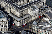 Großbritannien, London, Luftaufnahme der Bank of England und Busse auf der Straße