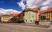 Historische Gebäude, Brunnen und Gastronomie am unteren Teil des Marktplatzes von Eger (Cheb), Westböhmen, Tschechische Republik