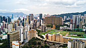 Blick auf das moderne Stadtbild mit Stadion in der Nähe von Victoria Harbour in Hongkong