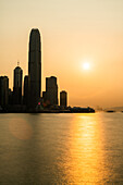 Ansicht von Two International Finance Centre mit Victoria Harbour bei Sonnenuntergang, Hongkong