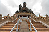 Blick auf die Tian Tan Buddha-Statue im Kloster Po Lin
