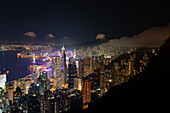 Luftaufnahme des beleuchteten Stadtbildes mit Victoria Harbour in Hongkong