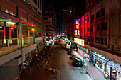 Blick auf den Verkehr auf der Straße bei Nacht, Hongkong
