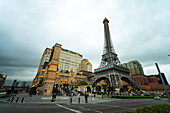 Blick auf den Eiffelturm mit dem Pariser Hotel in Macao