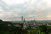 Blick auf das Stadtbild mit Taipei 101 und Taipei Nan Shan Plaza bei Sonnenuntergang, Taiwan