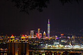 Blick auf Taipei 101 und Taipei Nan Shan Plaza mit modernen Gebäuden in Taiwan