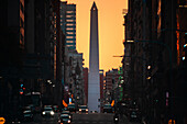 Stadt Buenos Aires mit Obelisk und Allee 9 de Julio bei Sonnenuntergang