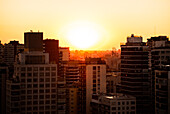 Blick auf das überfüllte Stadtbild bei Sonnenuntergang