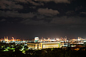Luftaufnahme des Gebäudes der juristischen Fakultät und der Universität von Buenos Aires bei Nacht