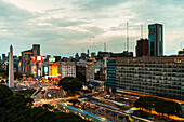Erhöhter Blick auf die Stadt Buenos Aires mit Obelisk und der Avenue 9 de Julio in der Abenddämmerung
