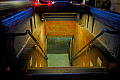Beleuchteter U-Bahn-Eingang bei Nacht, Kenmore Square, Boston, Massachusetts, USA