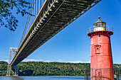 George Washington Bridge and Red Light House, Hudson River, connecting New York City, New York (foreground) and Fort Lee, New Jersey (background), USA