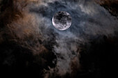 Vollmond hinter Wolken