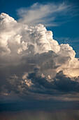 Cumulus-Gewitterwolken und Regen