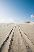 Usa, Massachusetts, Nantucket Island, Madaket Beach, 4 x 4 Fahrzeugreifenspuren am Strand