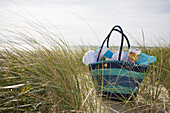 Strandtasche gepackt für den Tag am Strand