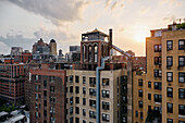 USA, New York, New York City, Mehrfamilienhäuser bei Sonnenuntergang