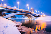 Polen, Karpatenvorland, Rzeszow, beleuchtete Brücke im Winter