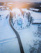 Polen, Karpatenvorland, Malawa, Luftaufnahme des Dorfes im Winter