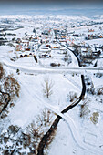 Polen, Kleinpolen, Nationalpark Pieniny, Luftaufnahme der Winterlandschaft mit Dorf im Nationalpark Pieniny