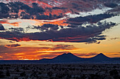 Bunter Himmel über den Cerrillos von El Dorado, New Mexico, USA