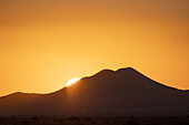 Sonne taucht hinter den Cerrillos Hills ein, Santa Fe, NM, USA
