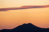 USA, New Mexico, Santa Fe, El Dorado, Sonnenuntergang Himmel über Landschaft mit Hügeln