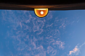 Low Angle View der Außenlampe am Gebäude gegen den blauen Himmel