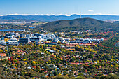 Australien, Australian Capital Territory, Canberra, Stadtbild im grünen Tal