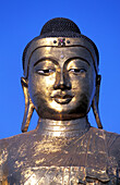 Myanmar, Mandalay, Riesige Buddha-Statue in buddhistischem Tempel