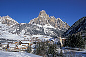 Italien, Dolomiten, Dorf mit Schnee im Bergtal bedeckt